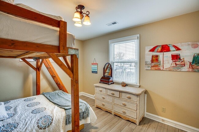 Building Photo - 200 N Essex Ave