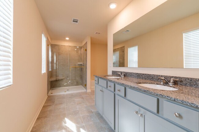 Building Photo - Spacious Family Home for Rent in Fairburn,...