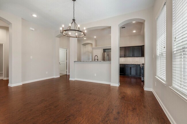 Building Photo - Available for June Move in! Charming 3/2 in Castlegate 2!