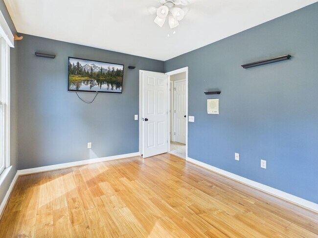 Building Photo - 6118 Walnut Landing Way