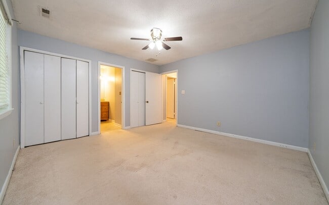Building Photo - Cute, Spacious 3 BD Townhouse Near UNC and I-40!