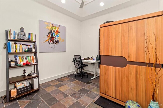 Building Photo - 708 Kiwi Ave