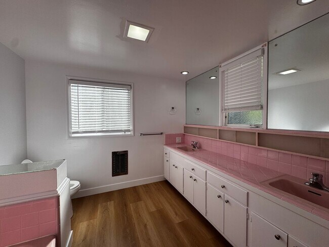 Building Photo - SPACIOUS 3 BEDROOM 2.5 BATH IN THE HEART OF LOS FELIZ