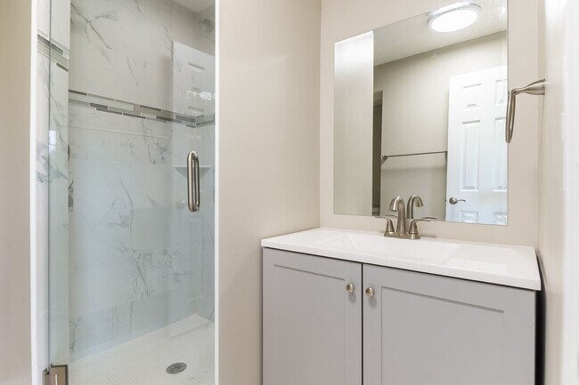 Building Photo - Newly Renovated, 2-Bed, 2-Bath, 2nd Floor ...