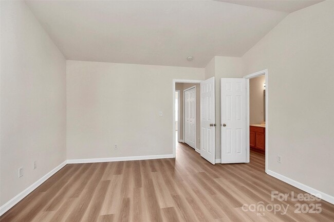 Building Photo - 915 Par One Ct