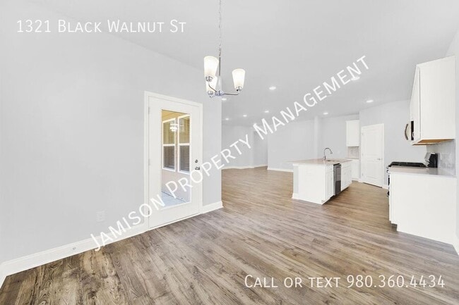 Building Photo - 1321 Black Walnut St