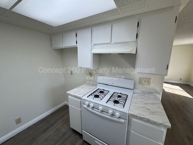 Building Photo - 9421 Cedar St