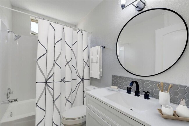 Building Photo - 125 Chaparral St