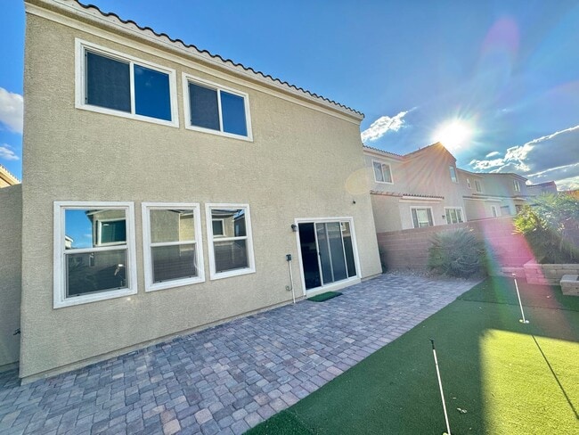 Building Photo - Newer Home with Gated Community Single Fam...