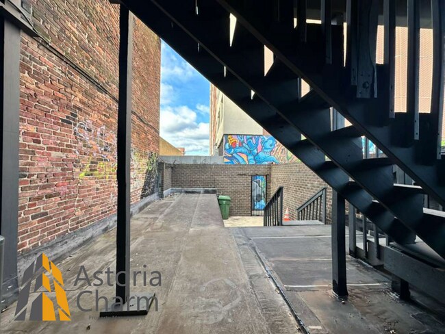 Building Photo - 1918 N Charles St