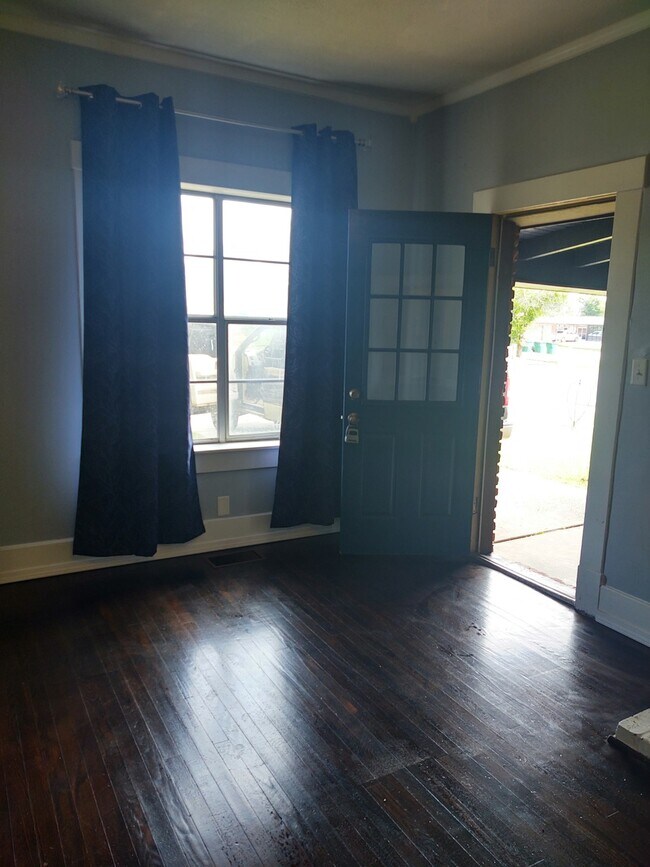 Building Photo - 719 West Faulkner Street, Unit 719