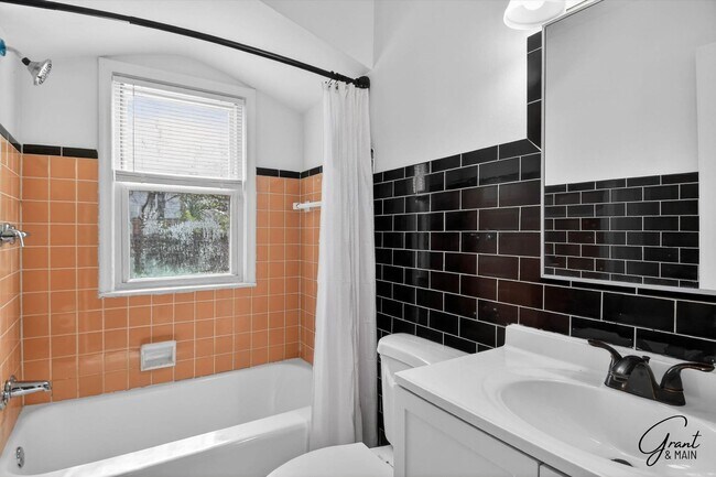 Building Photo - $1300 3 bedroom bungalow