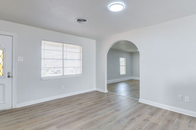 Building Photo - Newly remodeled 3 bad 2 bath near South Lo...