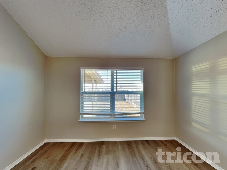 Building Photo - 923 McKavett Dr