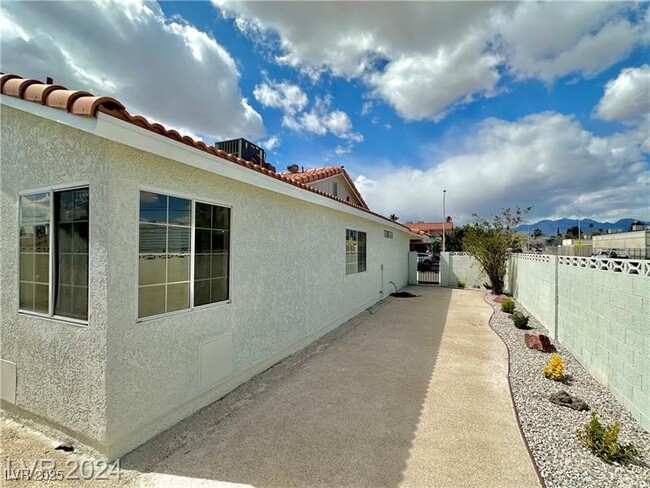 Building Photo - 401 Holcomb