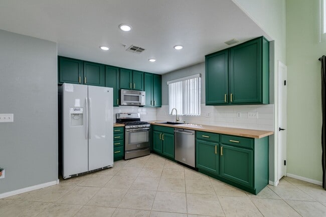 Building Photo - GORGEOUS OPEN FLOORPLAN*GATED COMMUNITY*CO...