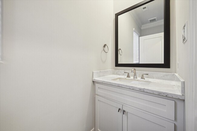 Building Photo - 6008 Park Cir Dr