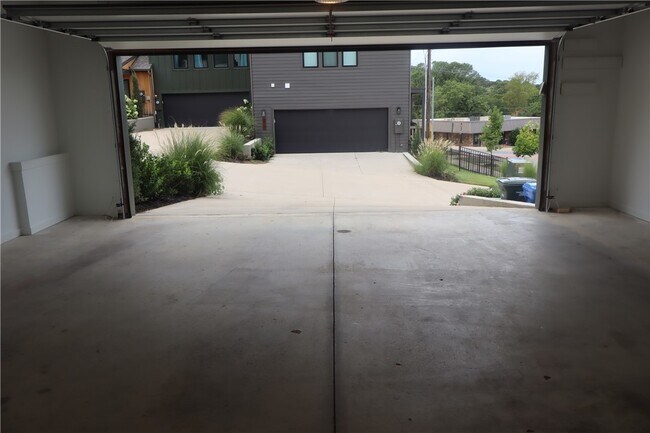 Building Photo - 2085 E Roe Ter