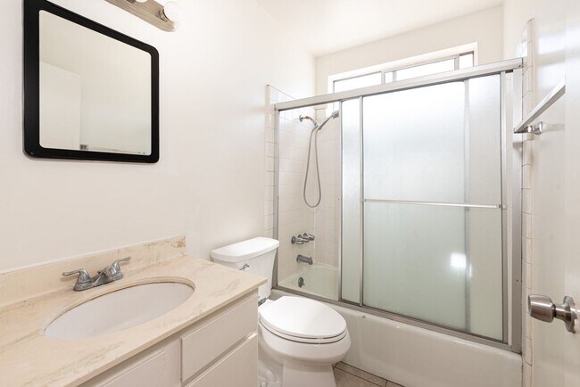 Building Photo - 911 W College St