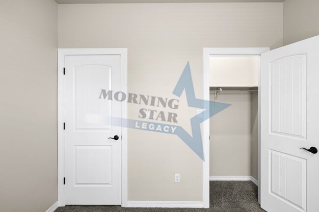 Building Photo - 4 bedroom with 3 bathrooms!!!!