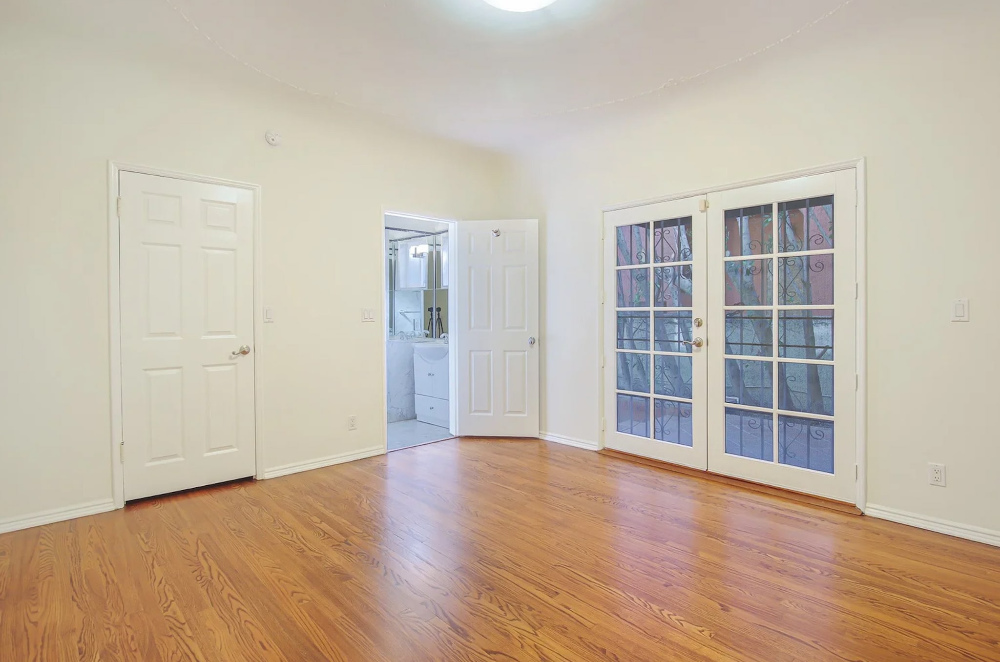 Guest bedroom - 1074 S Genesee Ave