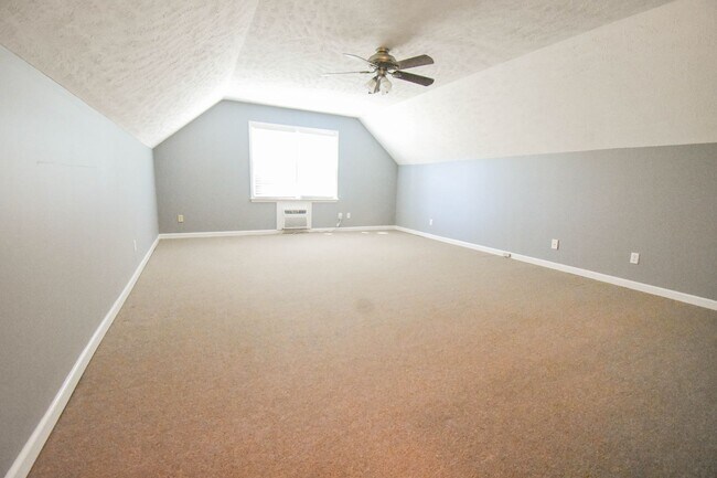 Building Photo - 3 Bedroom 2.5 Bathroom with a Bonus: Small...