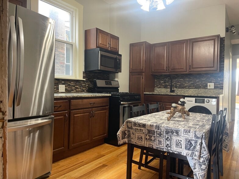 Building Photo - 1339 N Western Ave