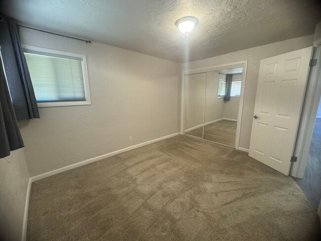 Building Photo - Great 3-Bedroom, 2-Bath Ranch Style Home w...