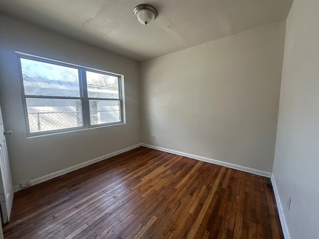 Building Photo - Cozy 3 Bedroom Home in Mid-Westside Jacksonville - Available Now!