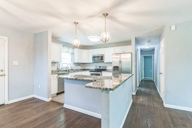 Building Photo - Pet Friendly Mid-Century Modern 4/Bedroom,...