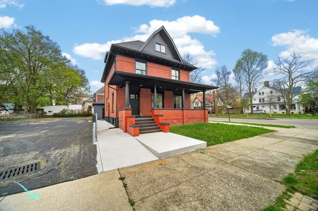 Building Photo - 729 W 9th St