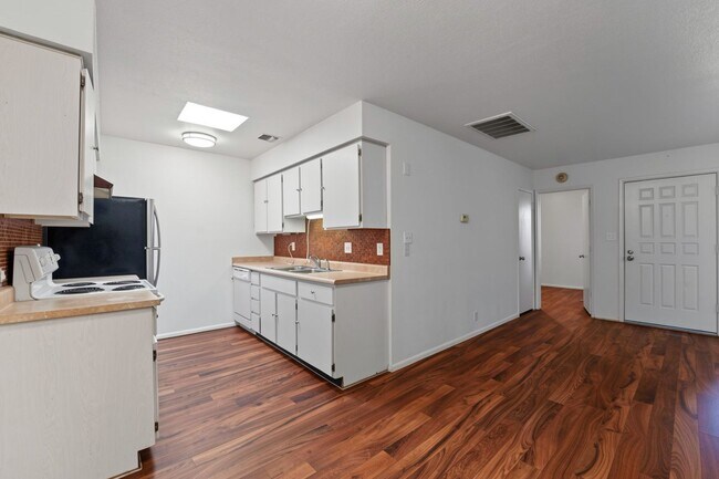 Building Photo - 9007 W Elm St