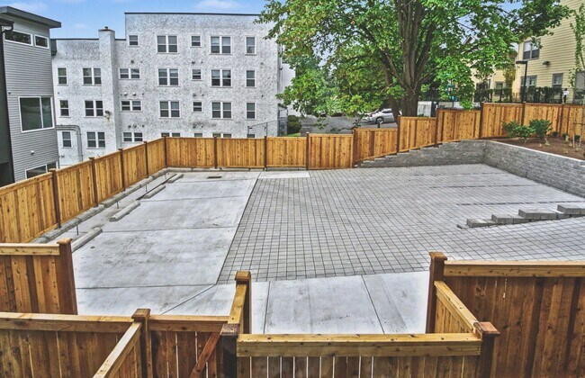 Building Photo - AVAILABLE AUGUST 14th! Modern Townhome w/ Private Balcony, AC, & Reserved Parking in Central Area