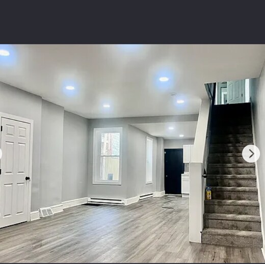 Building Photo - 820 W 7th St