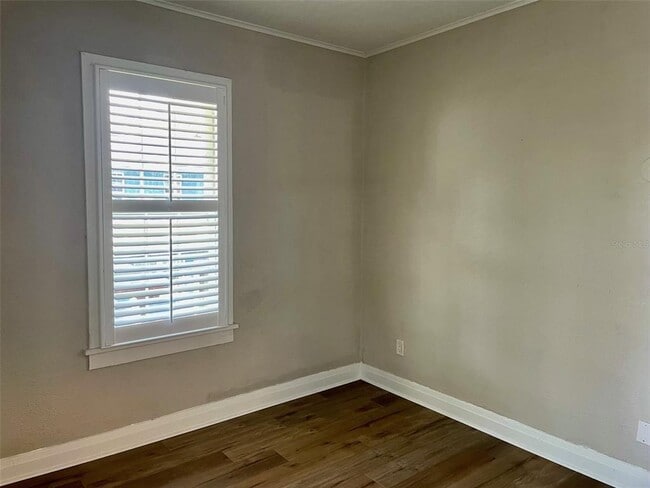 Building Photo - 215 W 16th St