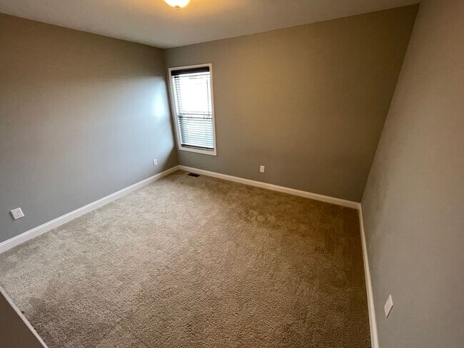 Building Photo - Large Home East Jefferson For Rent