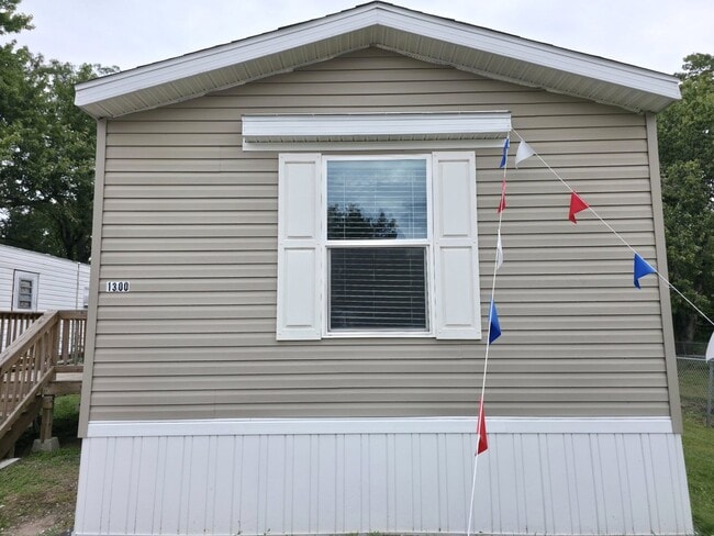 Building Photo - 1300 W Arlington Ave