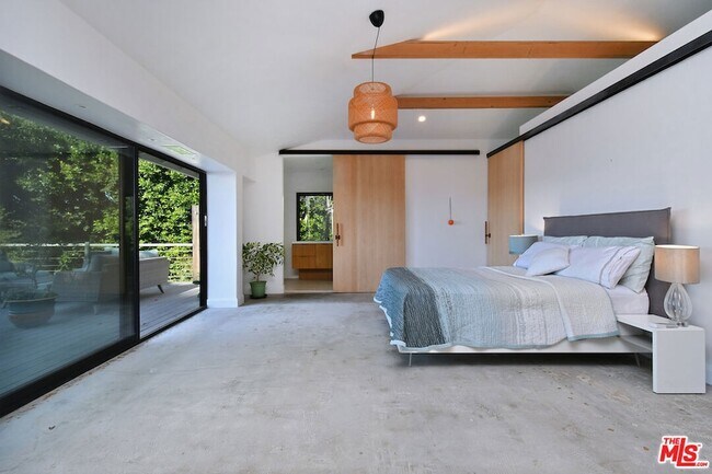 Building Photo - 2145 Linda Flora Dr