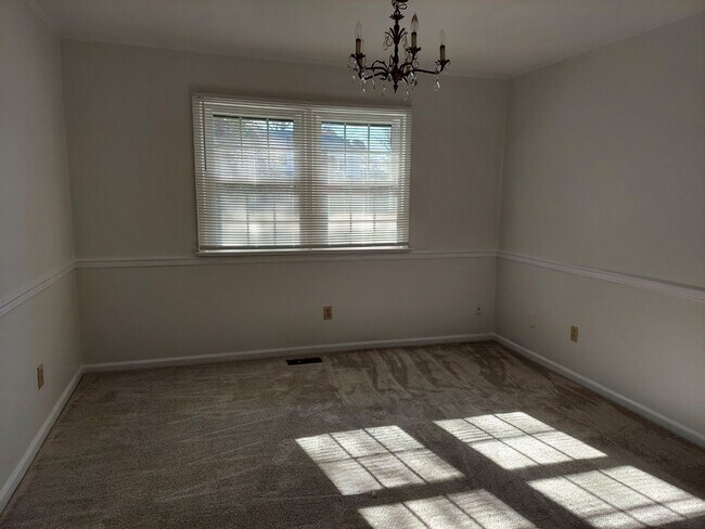 Building Photo - 5 BR 2.5 SINGLE FAMILY HOME