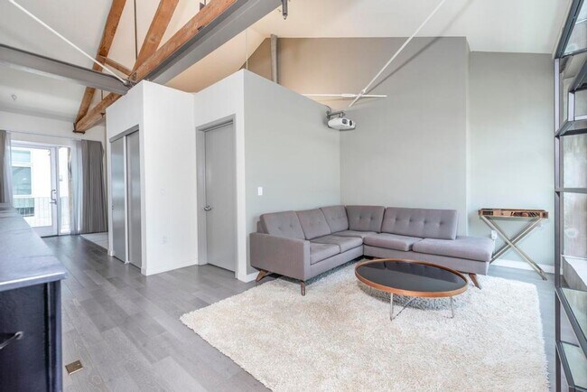 Building Photo - 527 Molino St