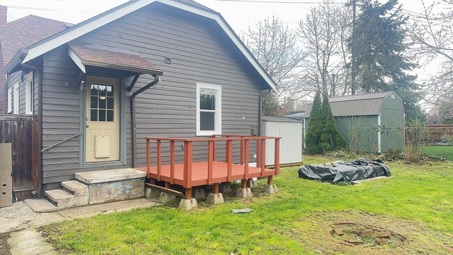 Building Photo - Cute Bungalow - Close to Downtown + Finished Basement!!