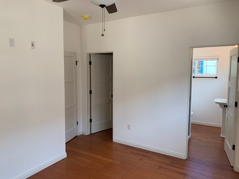 Building Photo - 5046 La Roda Ave