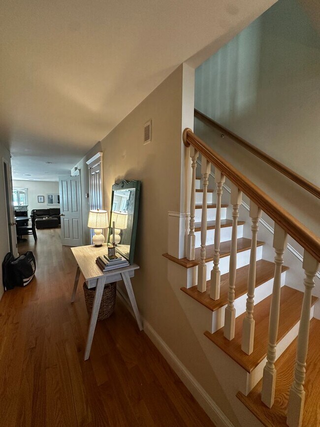 Building Photo - Spacious 3 Bed 2.5 Bath Single-Family Home...