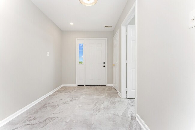 entry - 44132 Mistletoe Ter