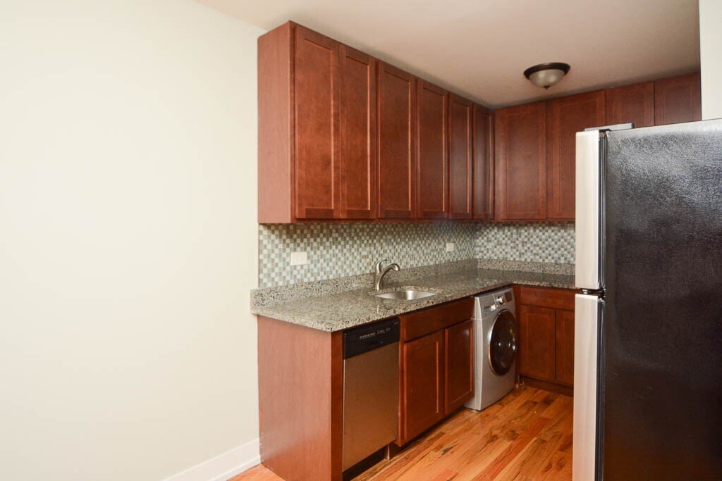 Building Photo - 562 W Arlington