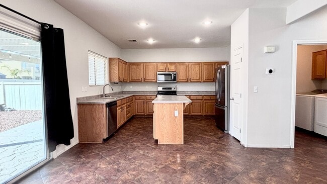 Building Photo - 2-story home with a Beautiful Sparkling Pool! Great floor plan!