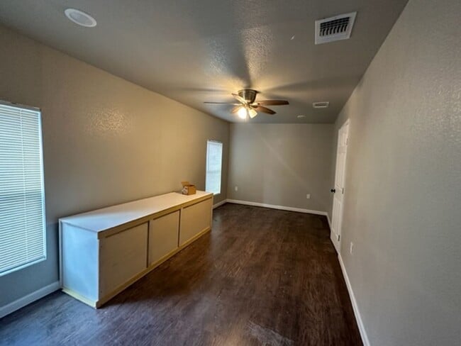 Building Photo - 2925 Tampico St