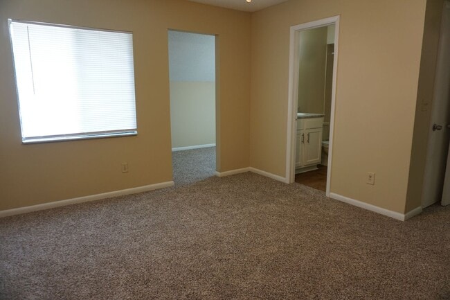 Building Photo - 2 bedroom townhome on Westside Near NAS