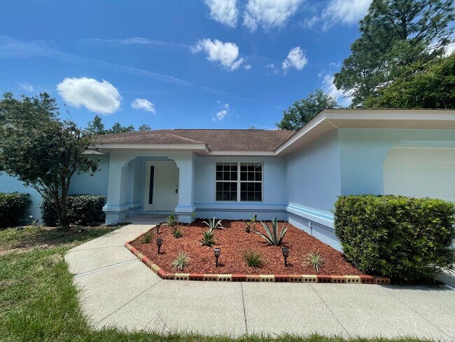 Building Photo - 3 Bedroom 2 bath 2 Car Garage situated on a large Corner Lot in SW Ocala
