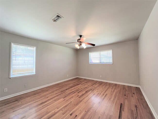 Building Photo - 1518 Johanna Dr